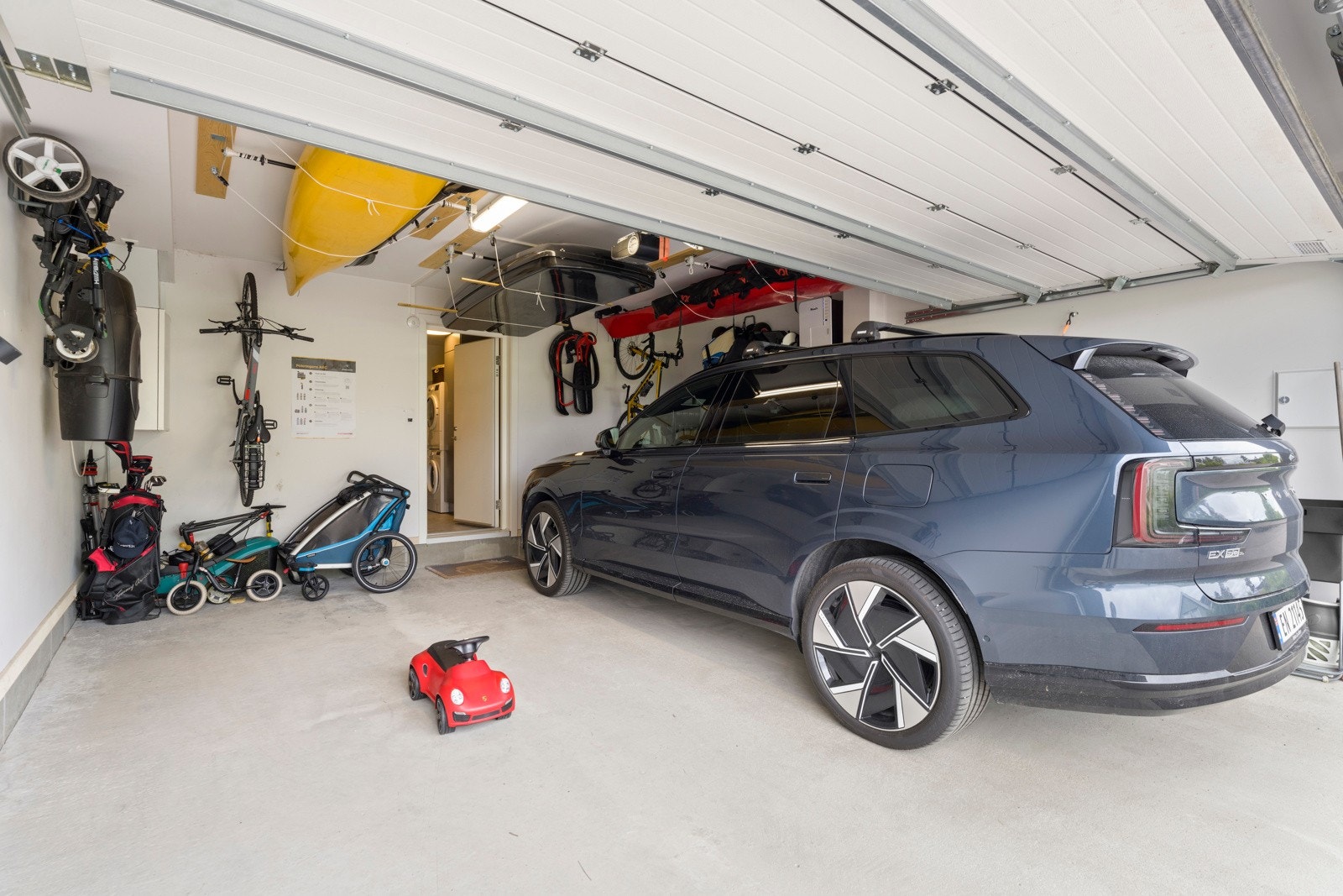 Garasjen har i tillegg god plass til oppbevaring. Galleribilde