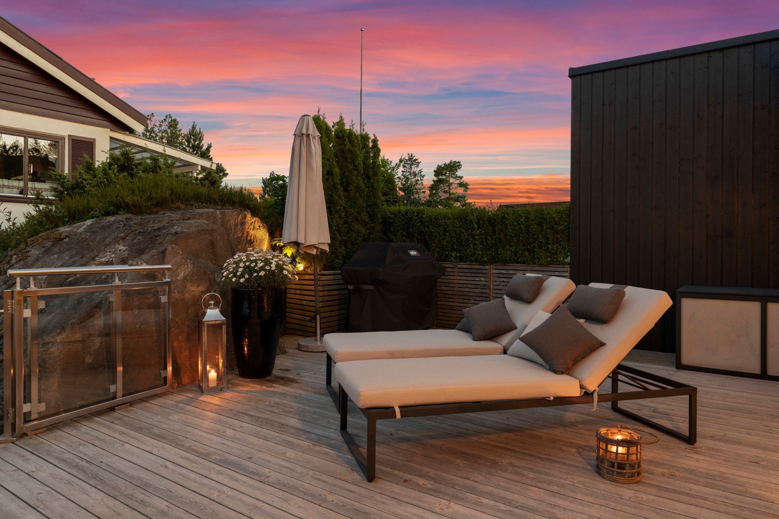 Her er det god plass til utemøbler, spisegruppe og grill, perfekt for hyggelige sammenkomster med familie og venner Galleribilde