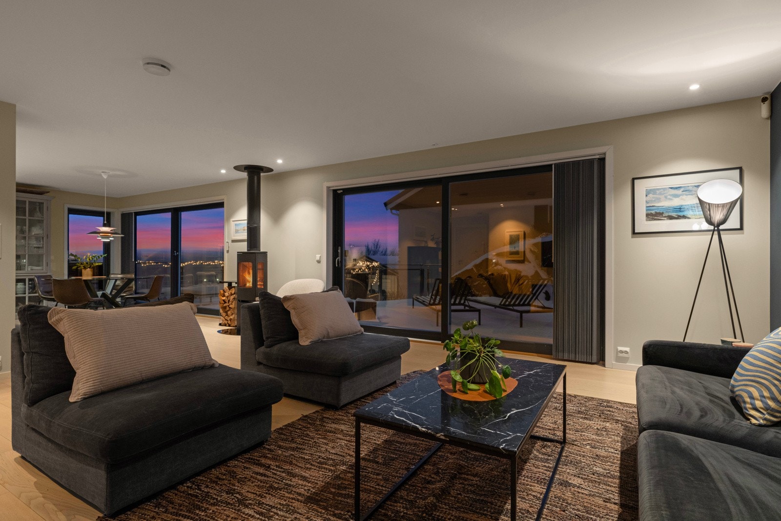 Stuen er stor og luftig med gode møbleringsmuligheter. Galleribilde