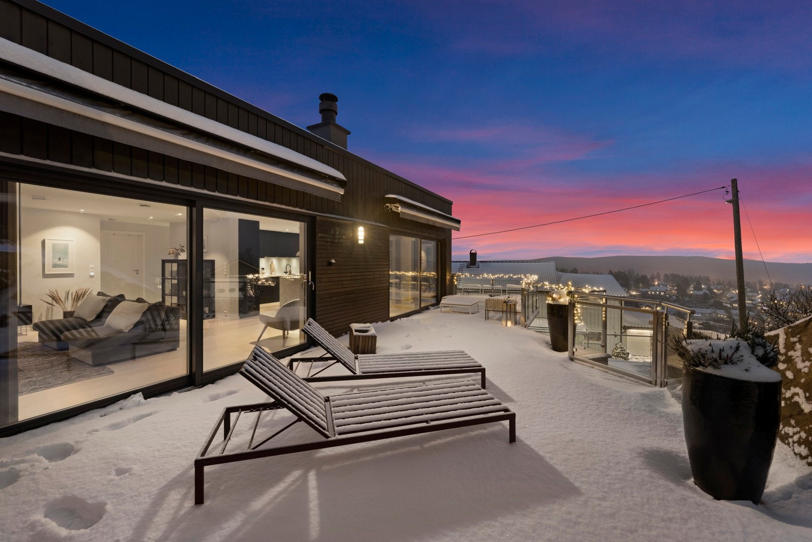 Det er flere flotte uteområder inkludert en solrik terrasse på ca. 39 kvm og en takterrasse på ca. 37 kvm. Galleribilde