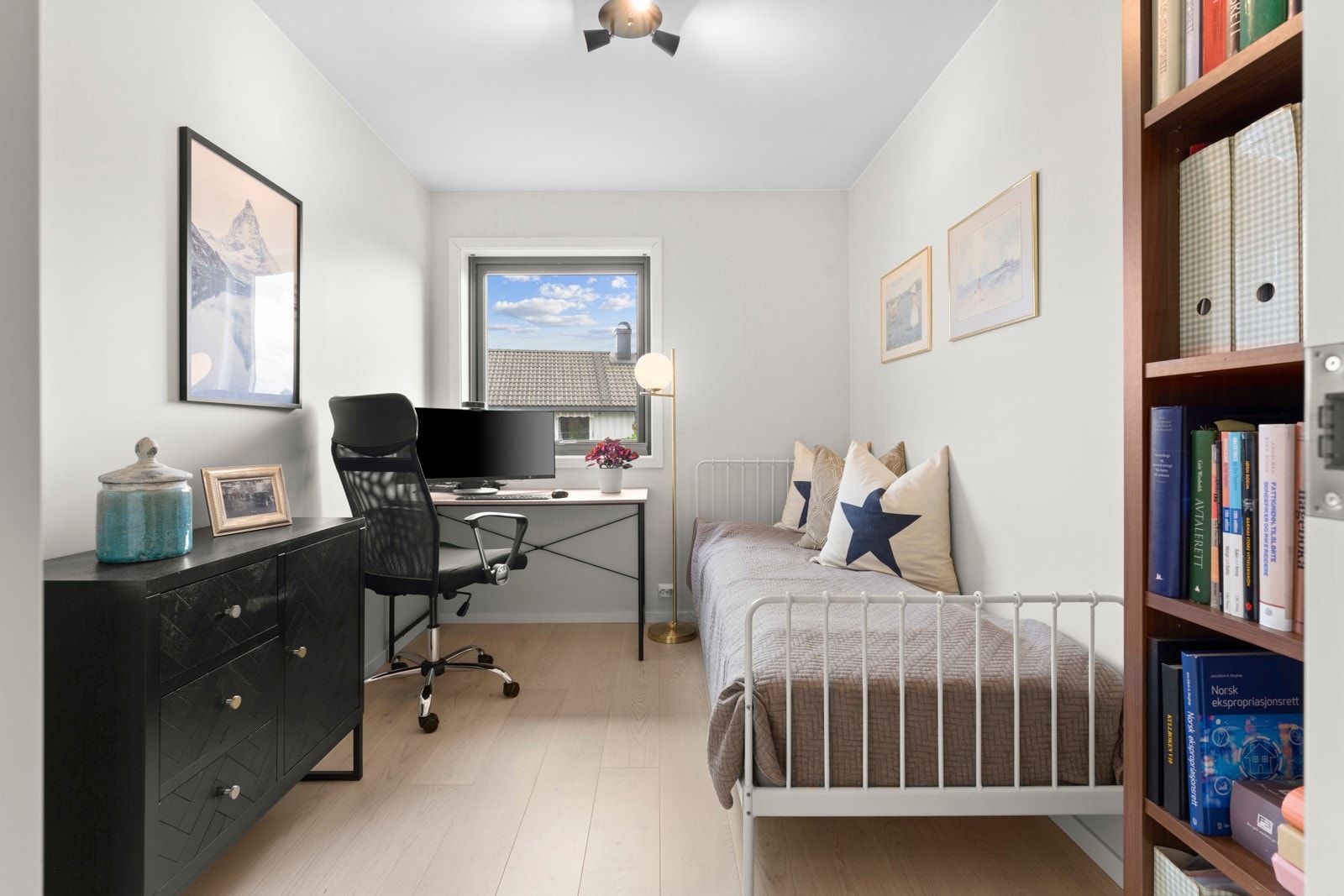 Soverommene har god plass til seng, nattbord og diverse møblement. Galleribilde