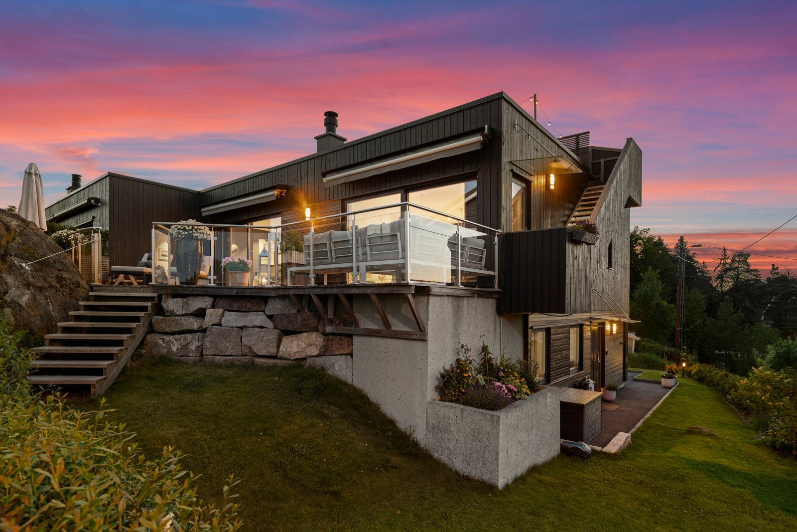 Dette er en lekker og innbydende del av tomannsbolig med stilrent design og moderne standard fra 2018. Galleribilde