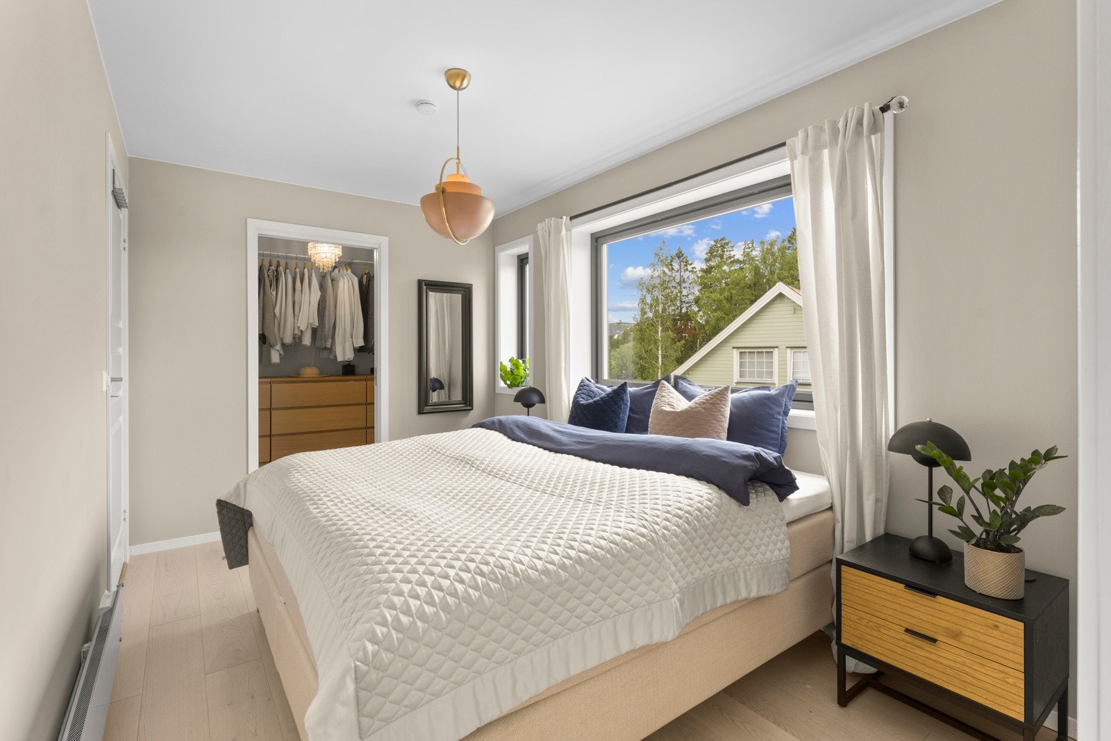 Hovedsoverommet er meget romslig og har inngang til sitt eget walk-in-closet. Galleribilde