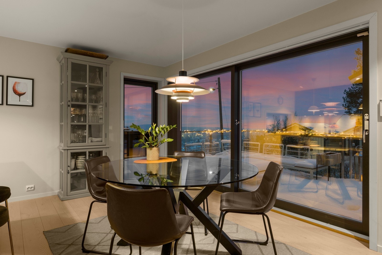 Spisebordet har sin naturlige plassering utenfor kjøkkenet. Galleribilde