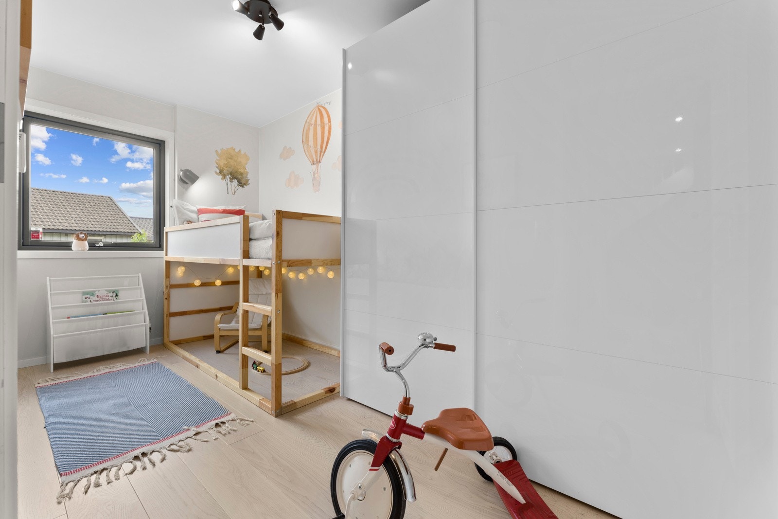 Rommene i første etasje er ideelle som barnerom, gjesterom eller kontor. Galleribilde