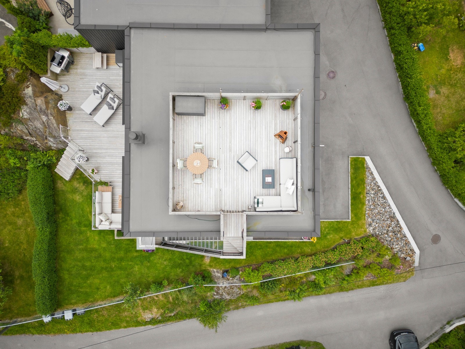 Det er gode muligheter for å nyte stunder utendørs, enten det er på takterrassen, terrassen eller i hagen. Galleribilde