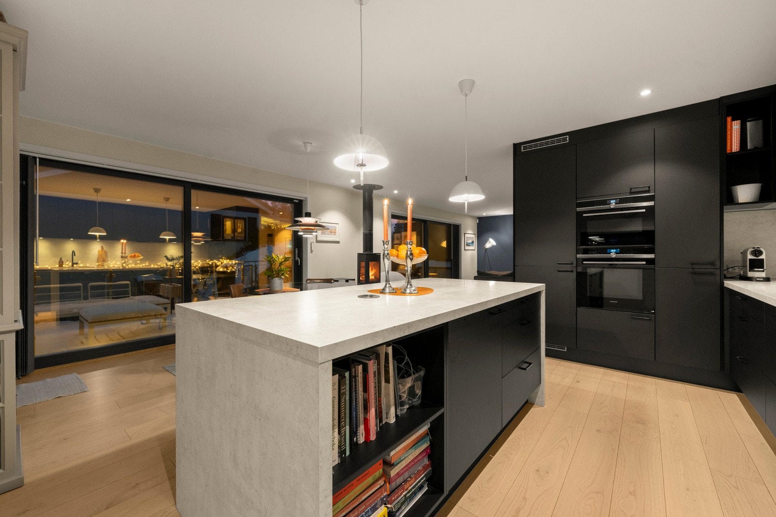 Kjøkkenet er utstyrt med integrerte hvitevarer som induksjonstopp, to kombiovner, oppvaskmaskin, vinskap og kjøleskap med frysedel. Galleribilde