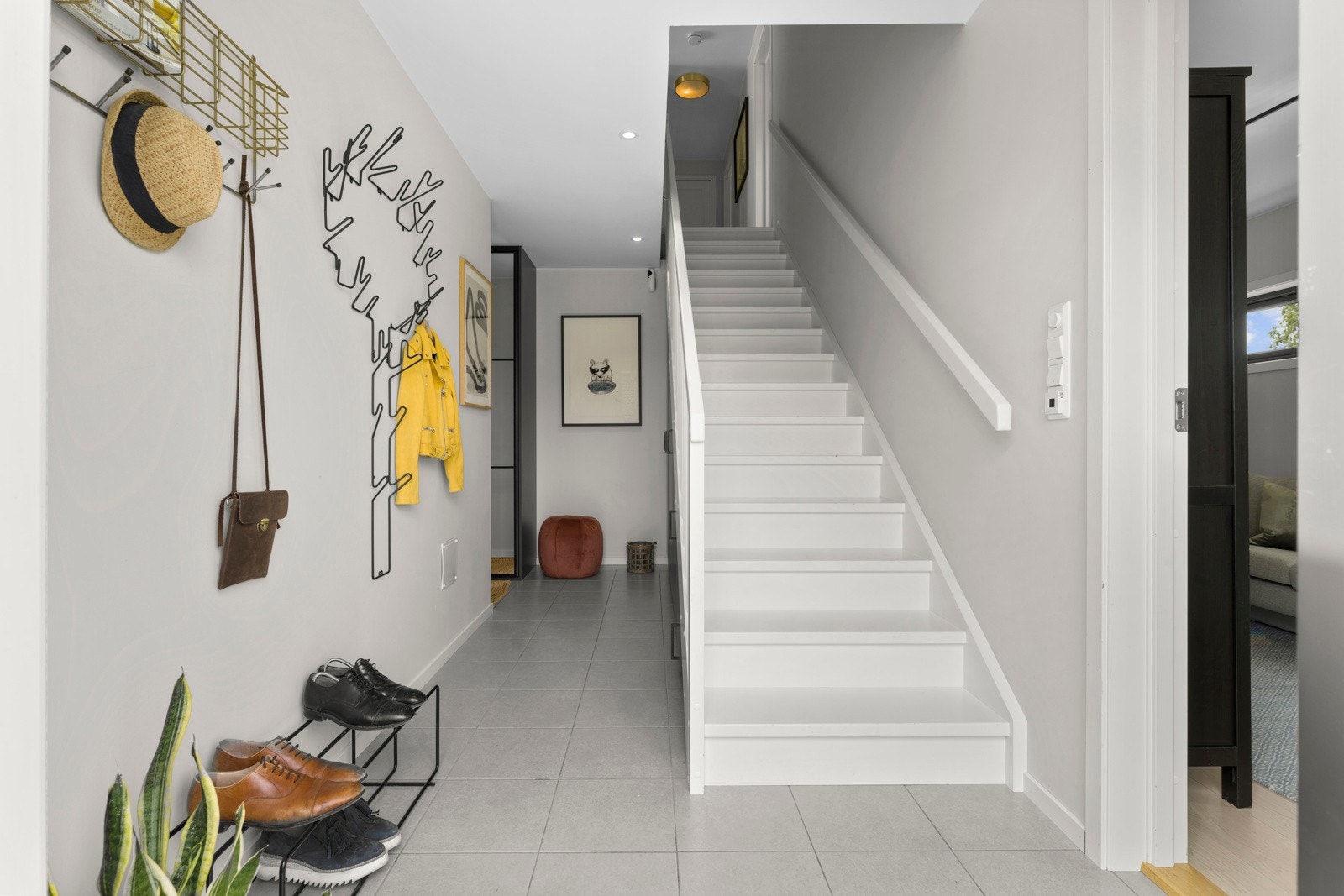 Allerede ved inngangspartiet blir du møtt av et stilfullt og gjennomført interiør som gir et godt førsteinntrykk av boligen. Galleribilde