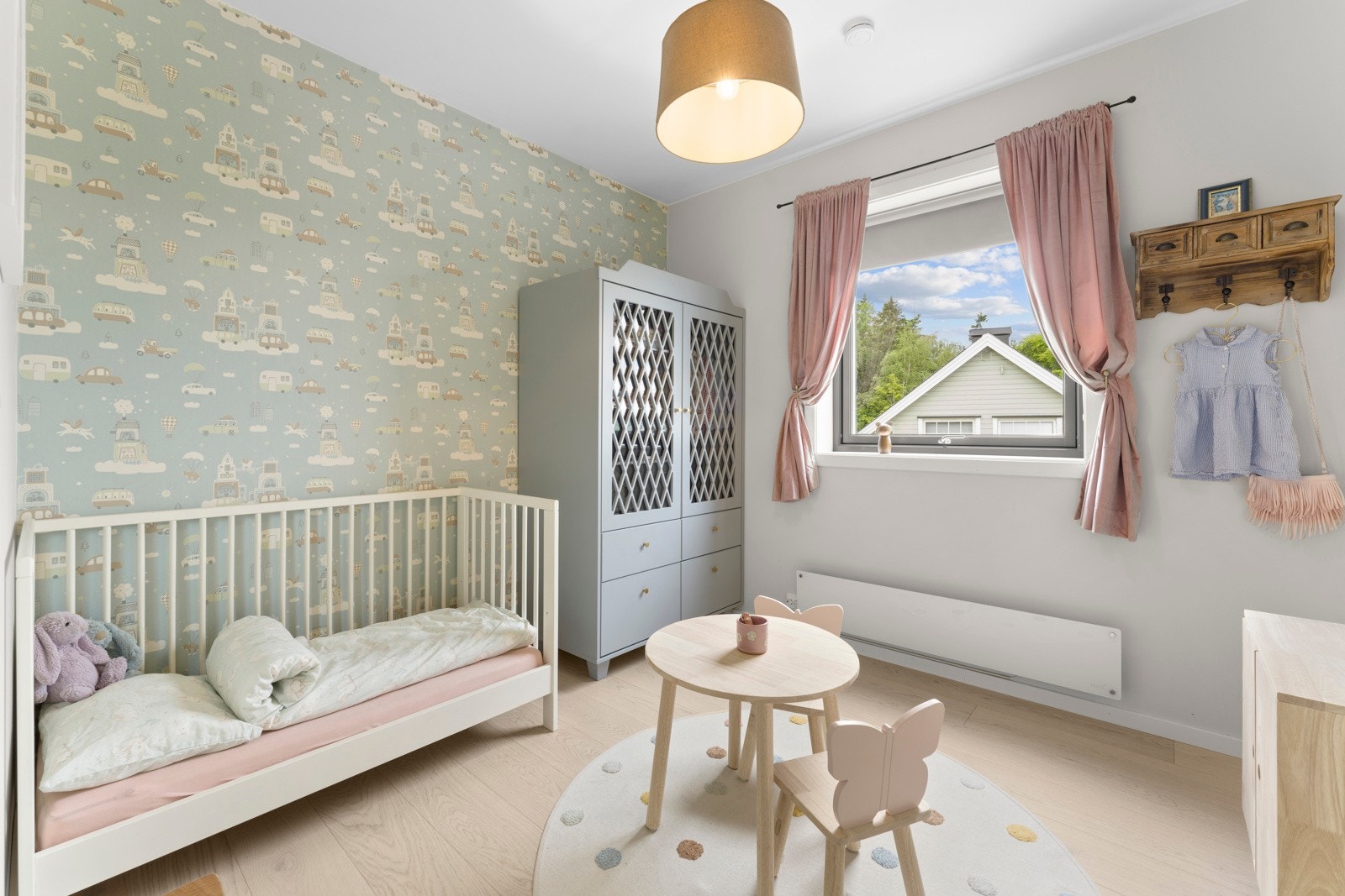 Soverommene har god plass til seng og nattbord, og to av rommene er innredet med ulike garderobeløsninger. Galleribilde