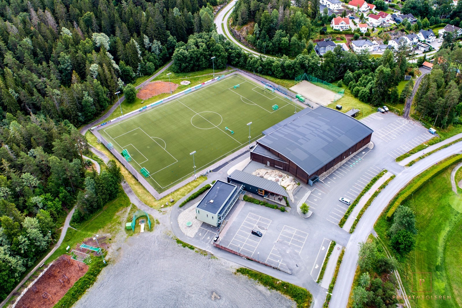 Østre Greverud ligger det en idrettspark som består av bl.a. idrettshall og kunstgressbane. Galleribilde