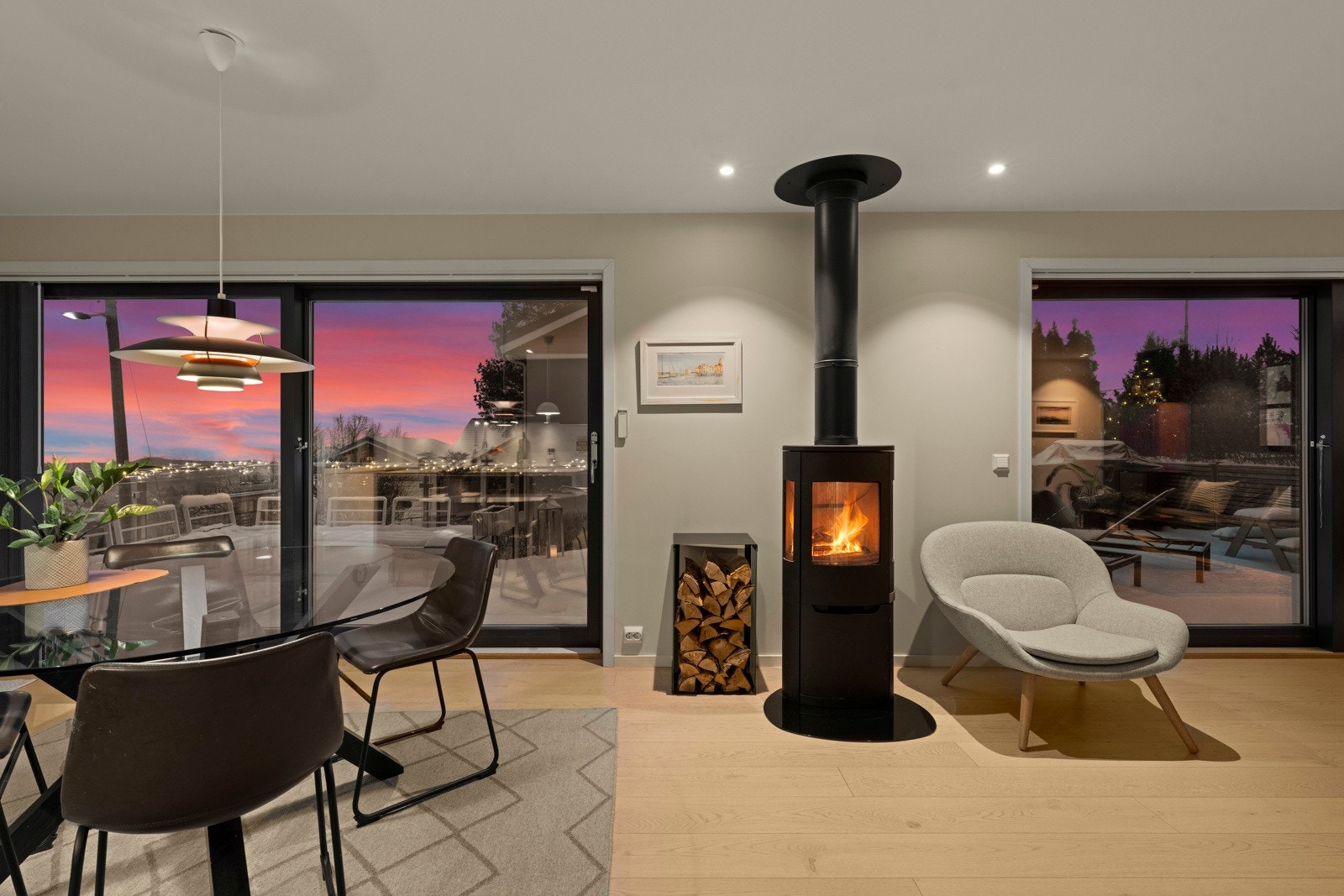 Store vindusflater slipper inn rikelig med naturlig lys, og fra stuen er det i gang til en romslig terrasse. Galleribilde