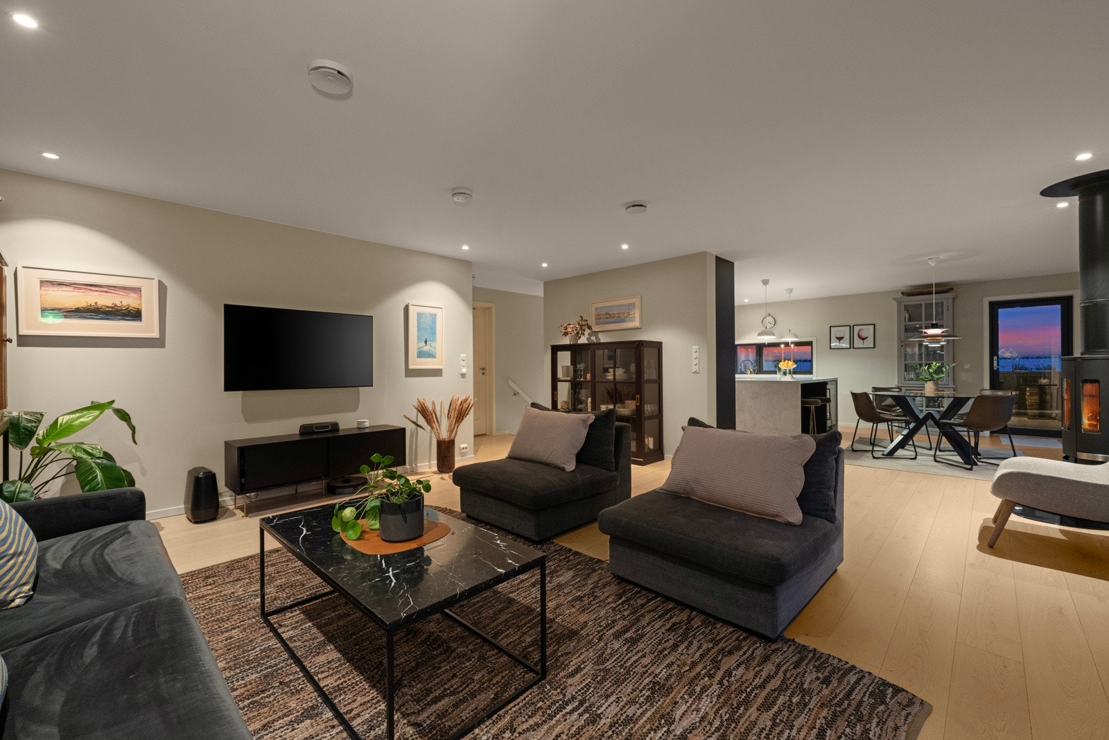 Boligen har en åpen stue og kjøkkenløsning som gir et luftig og sosial atmosfære. Galleribilde