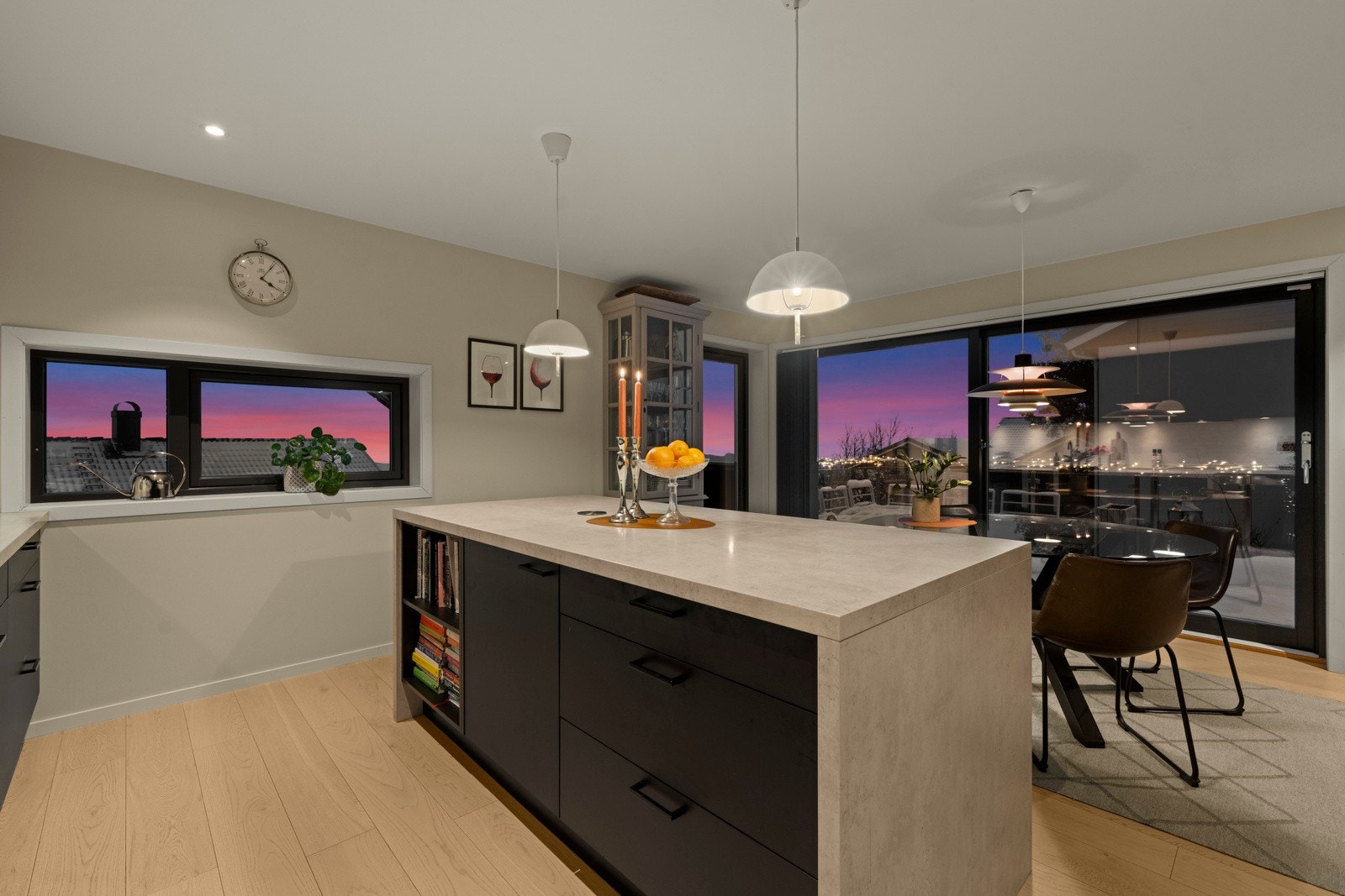 Kjøkkenøya gir både ekstra arbeidsflate og en koselig sitteplass. Galleribilde