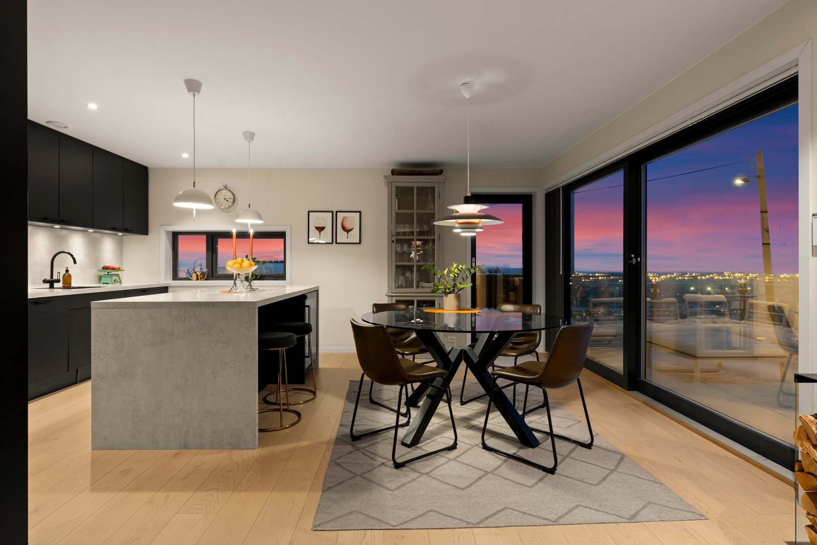 Erik Tenden Nyborg v/Privatmegleren har gleden av å ønske velkommen til Åsmyrveien 7B! Galleribilde