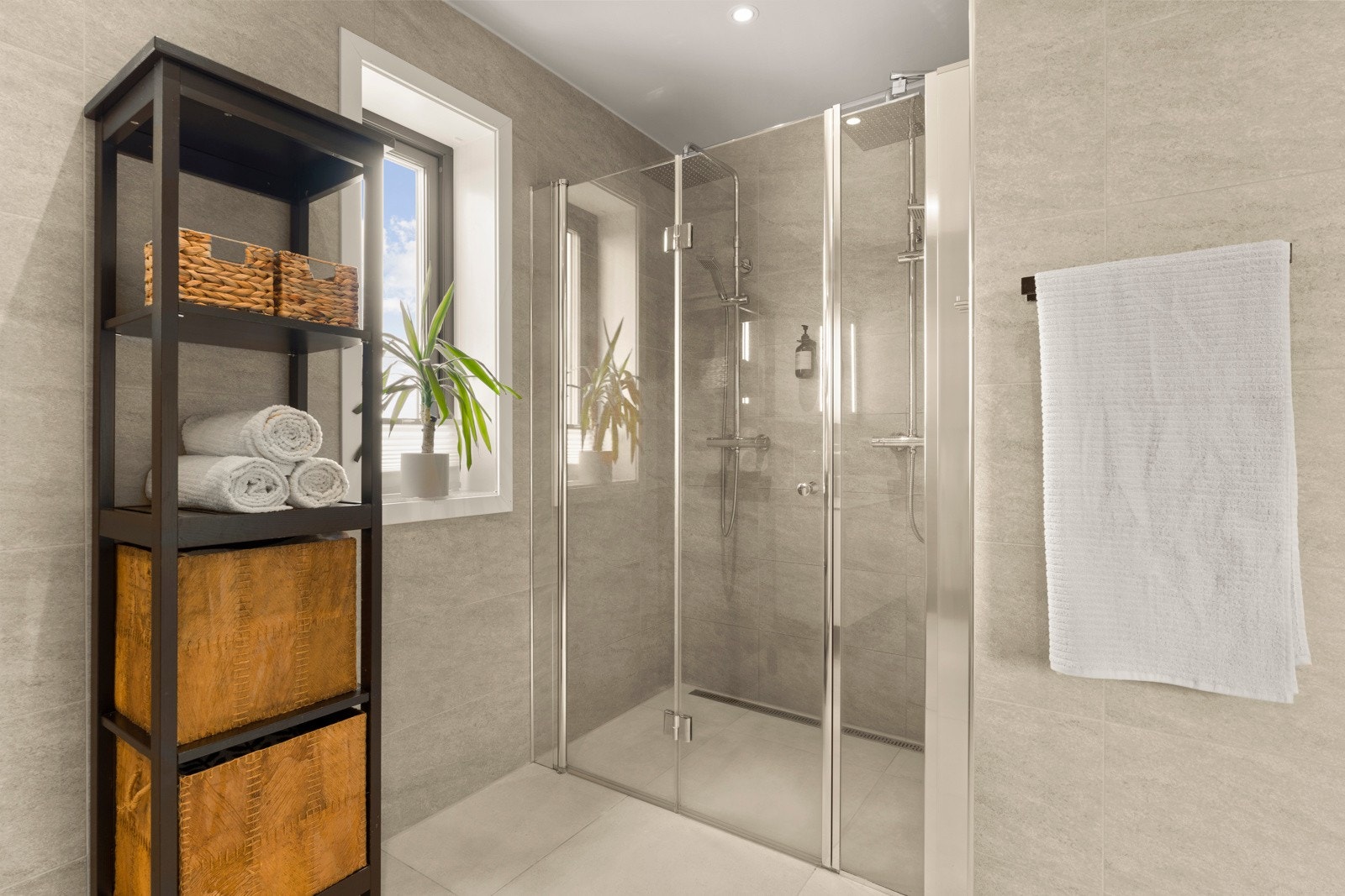 Badet er utstyrt med downlights, elektriske varmekabler og balansert ventilasjon. Galleribilde