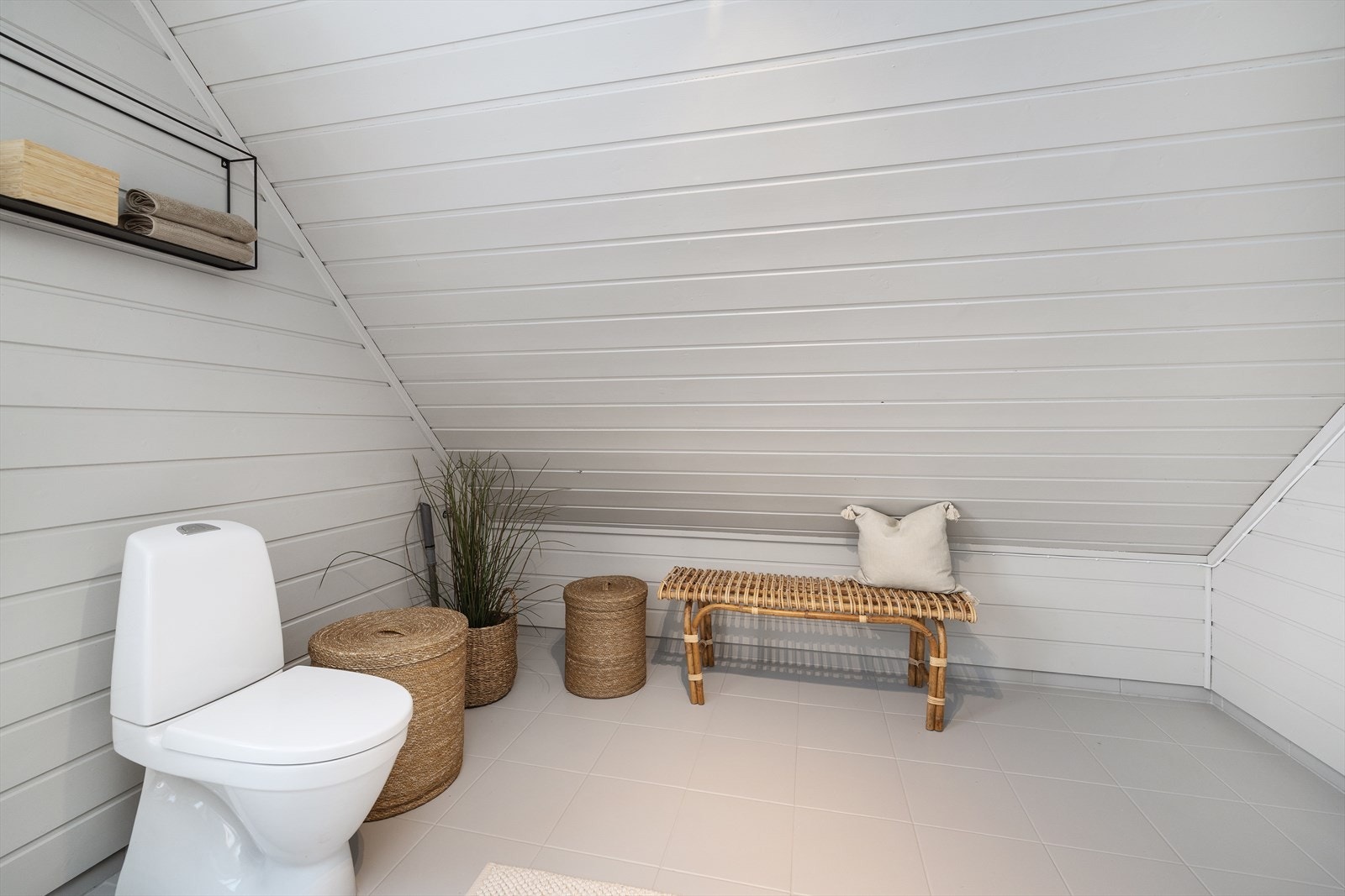 Badet har også opplegg for vaskemaskin, noe som gir en praktisk vaskeromsfunksjon. Galleribilde