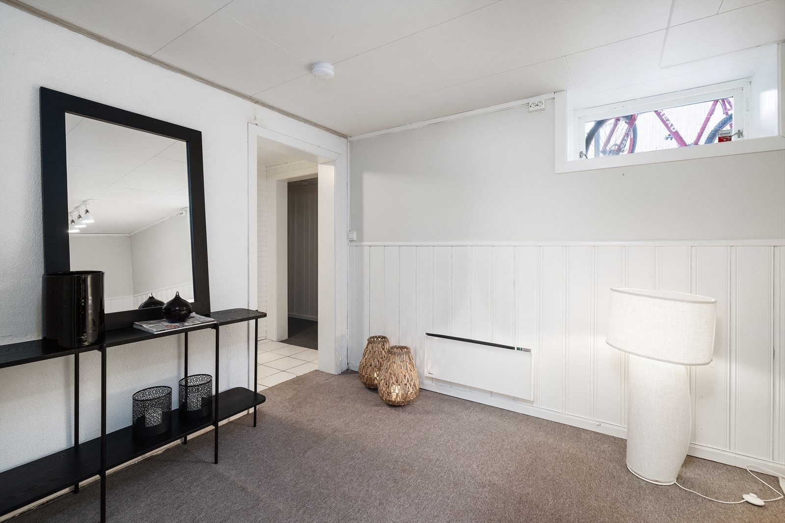 I kjelleren er det et innredet hobbyrom som kan benyttes som en hybelstue. Galleribilde