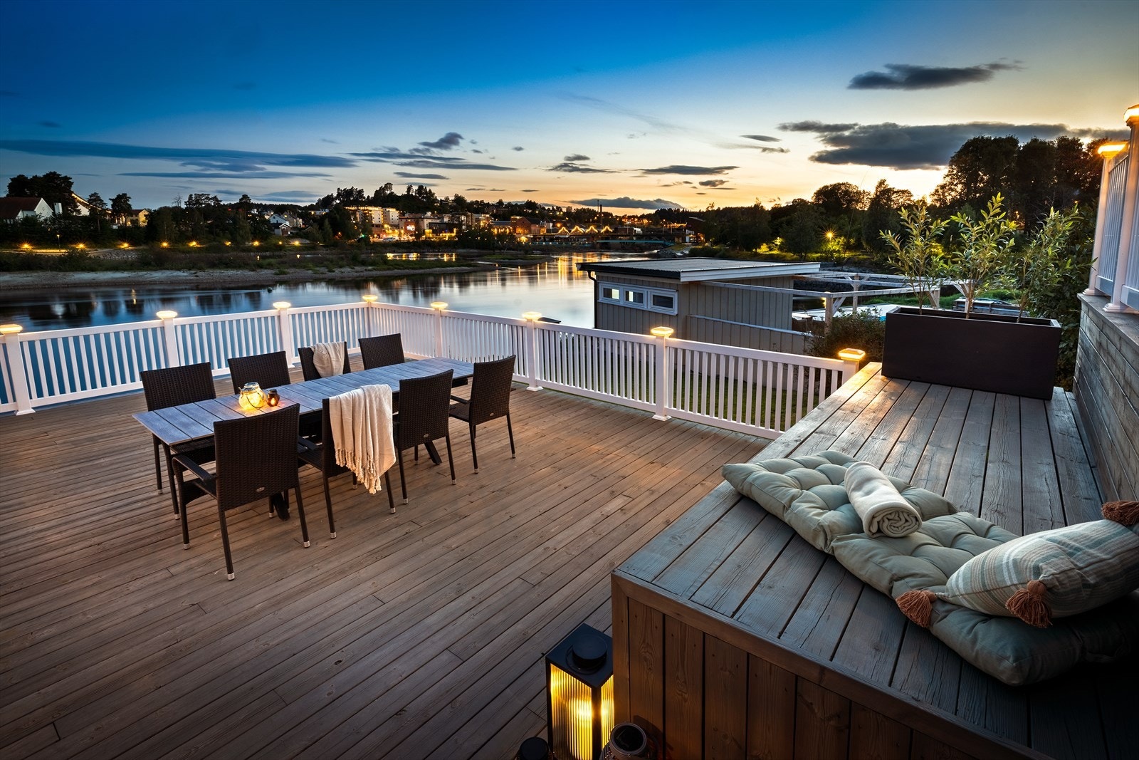 De flotte uteplassene vender mot elven og byr på en enestående atmosfære. Galleribilde