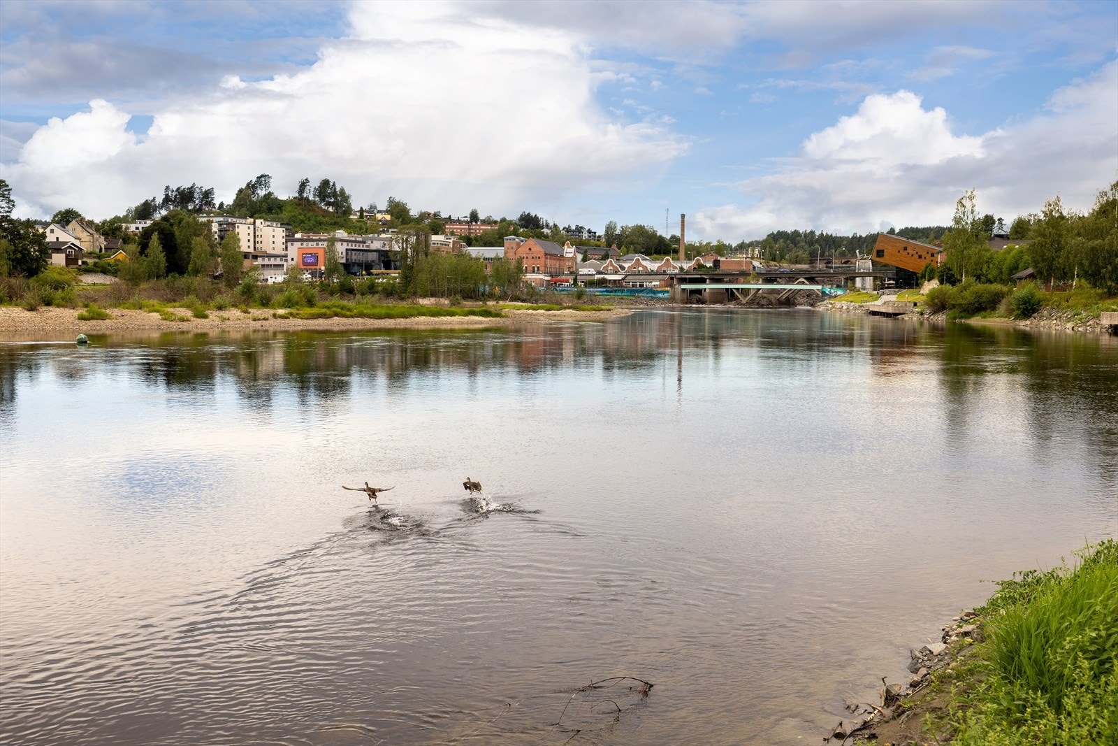 En sjelden kombinasjon av å bo ved vannet og samtidig ha alle byens fasiliteter i nærheten. Galleribilde