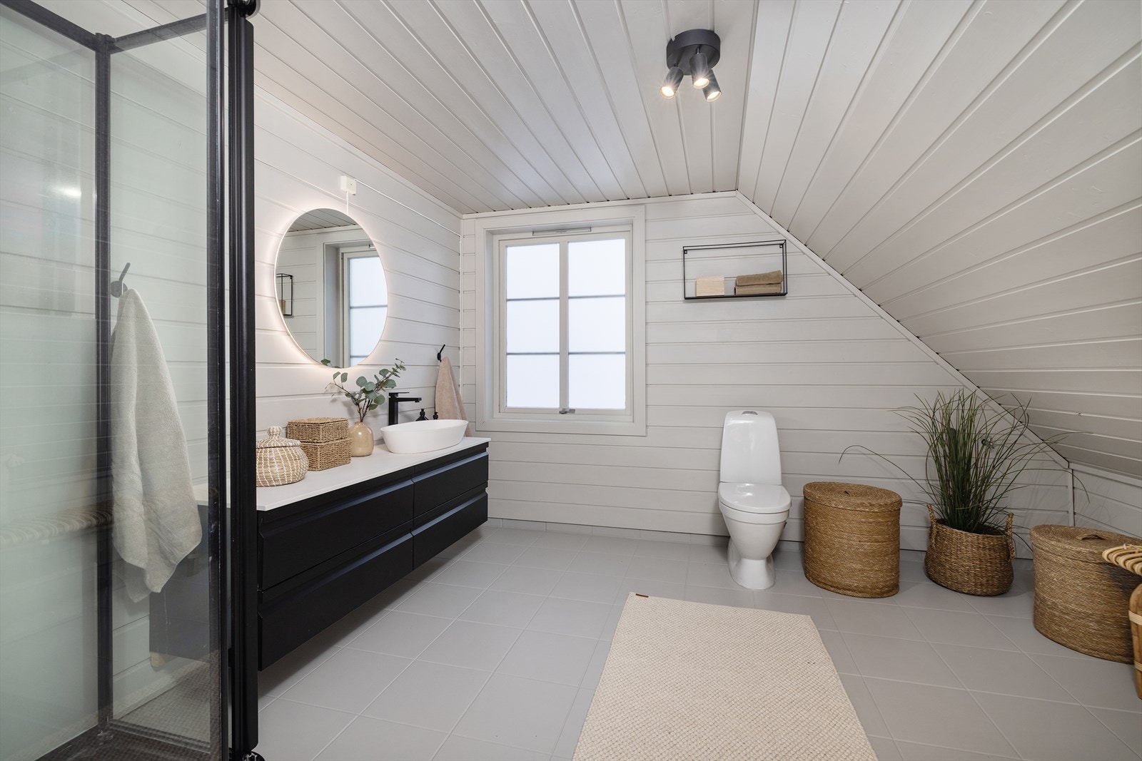 Her er det elektrisk gulvvarme for økt komfort, samt et moderne dusjkabinett. Galleribilde