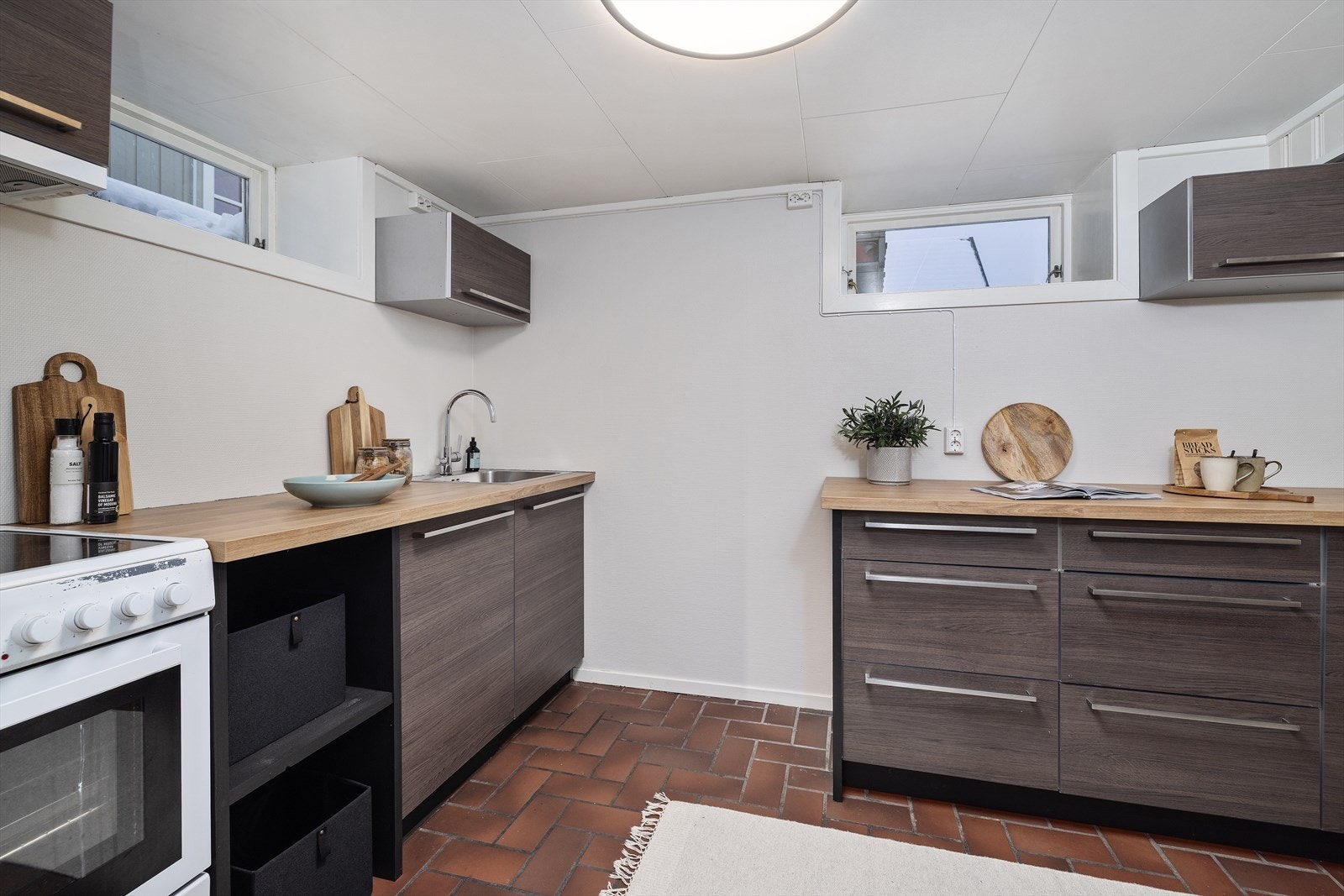 Kjøkkeninnredningen i kjelleren er fra 2025 og har laminat benkeplate. Galleribilde