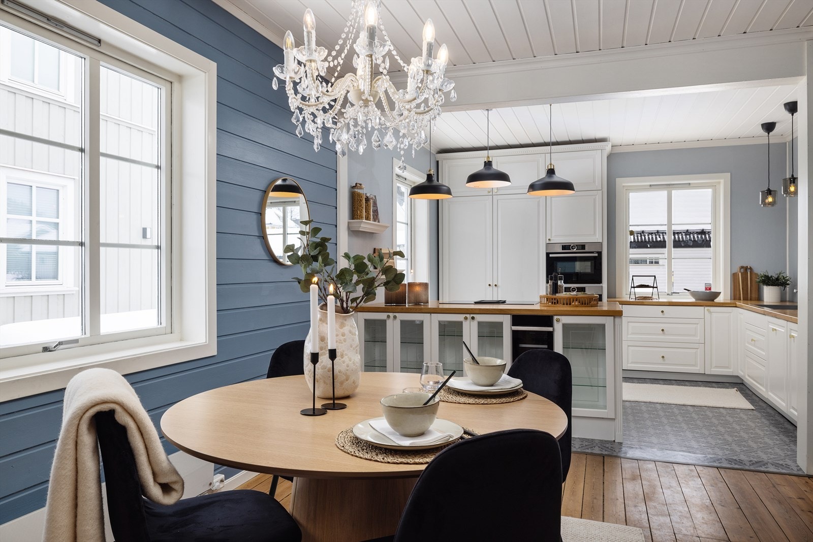 Spisestuen ligger i åpen forbindelse med kjøkkenet og har god plass til sosiale sammenkomster. Foto: Normann Foto AS v/Morten Normann Larsen Galleribilde