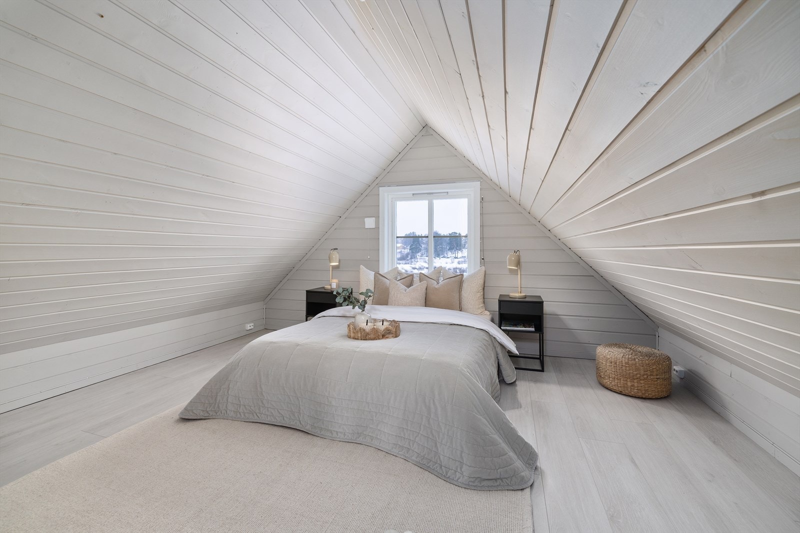 Et romslig soverom med god plass til dobbeltseng og oppbevaring. Galleribilde