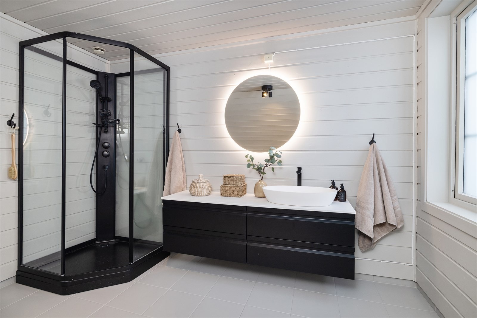 Badet i første etasje ble oppgradert i 2023 med en stilren servantinnredning og toppmontert servant. Galleribilde