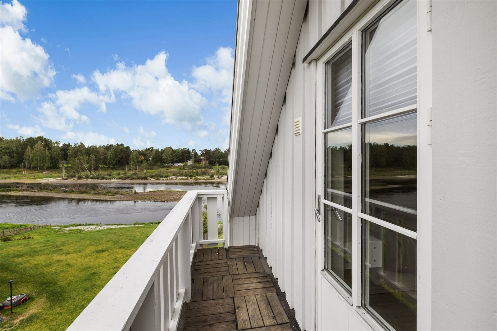 Fra soverommet i loftsetasjen er det utgang til en altan med utsikt mot elven. Galleribilde