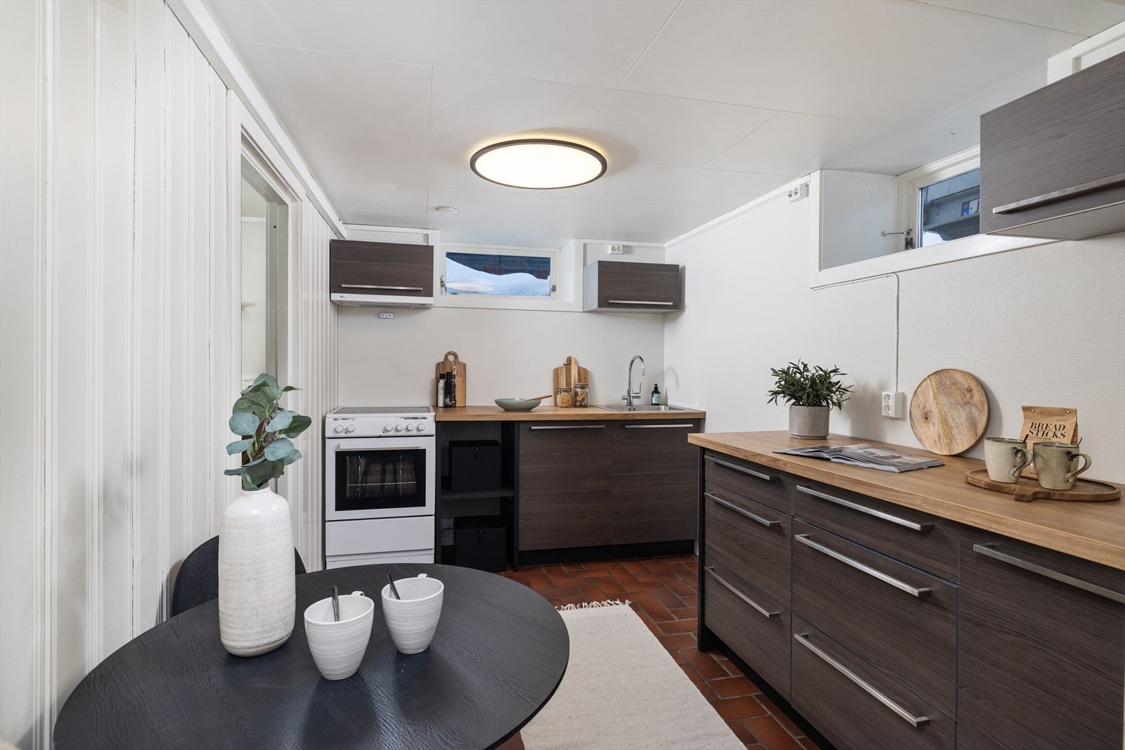 Kjøkkenet er utstyrt med integrert oppvaskmaskin og kjøleskap, og er klargjort for frittstående komfyr. Galleribilde