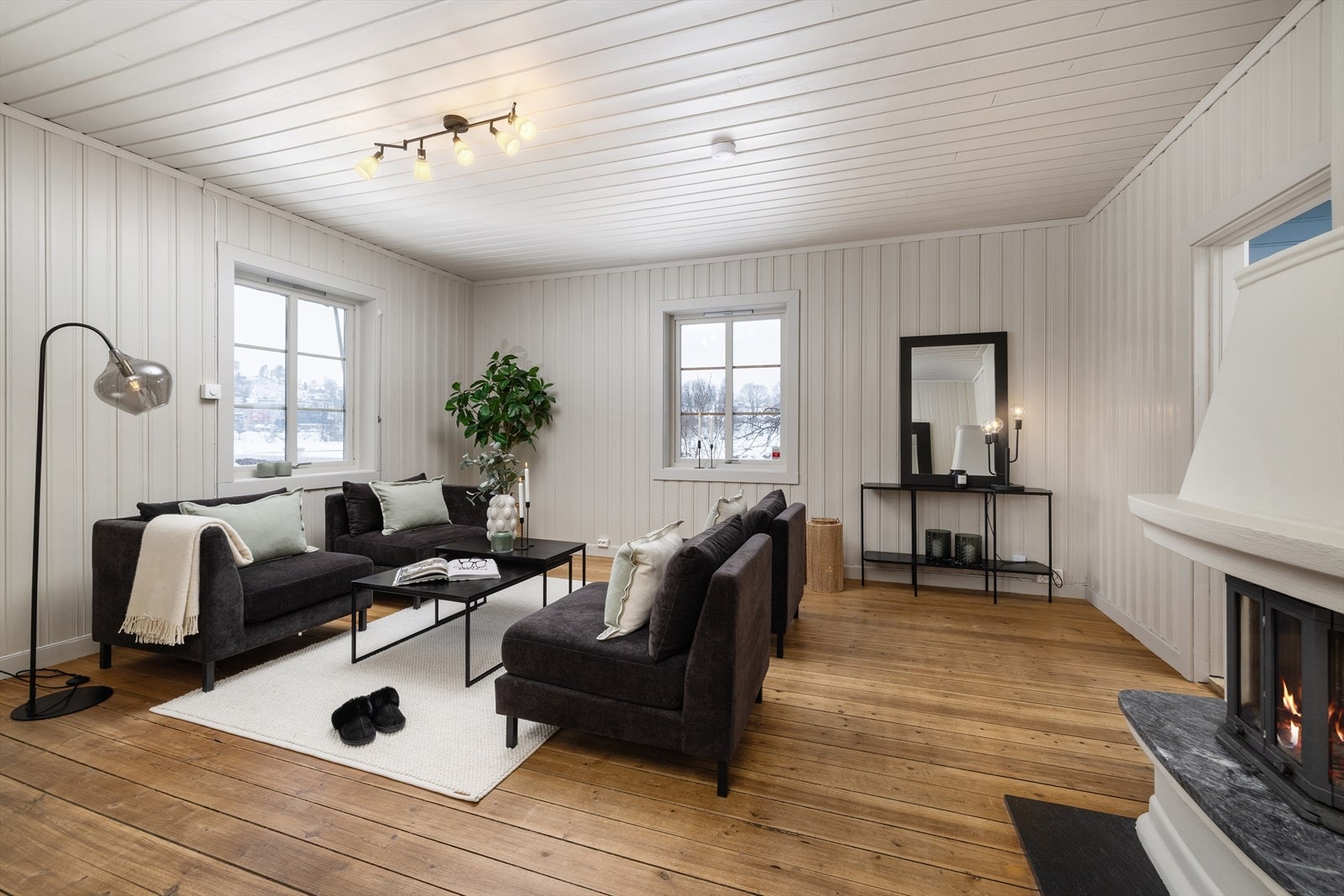 Stuen er romslig, med tregulv og panelkledde vegger som gir en gjennomgående stil. Galleribilde