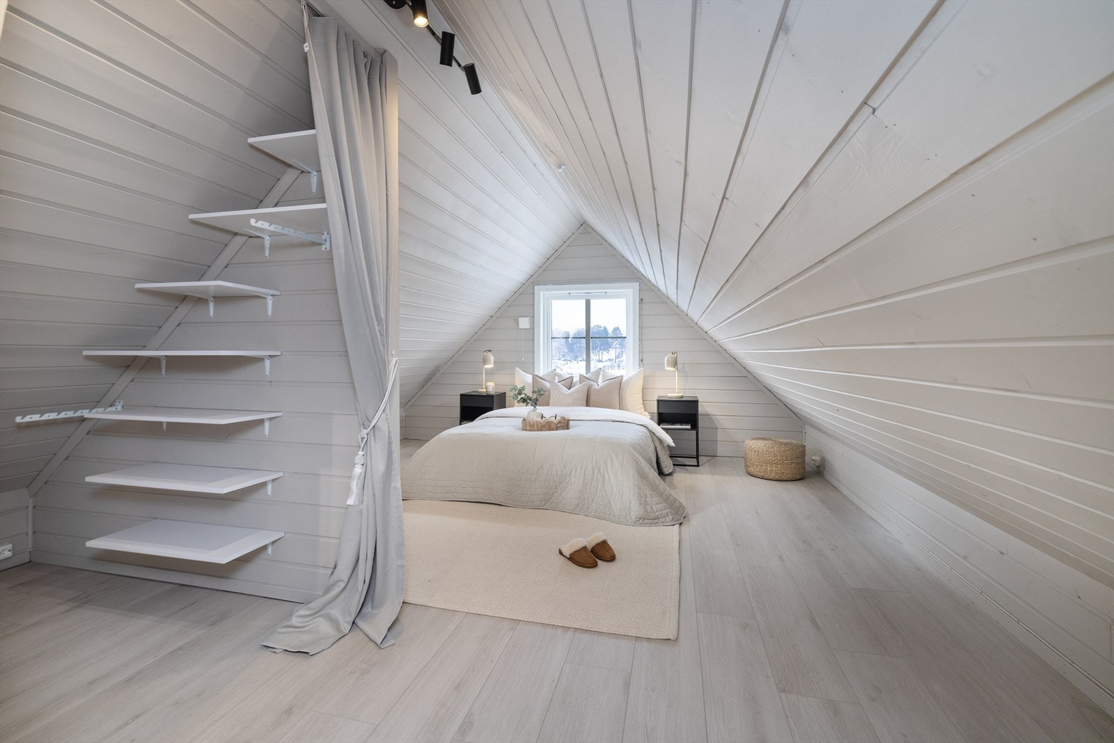Soverommet har en lun atmosfære med skråtak og panelkledde vegger. Galleribilde