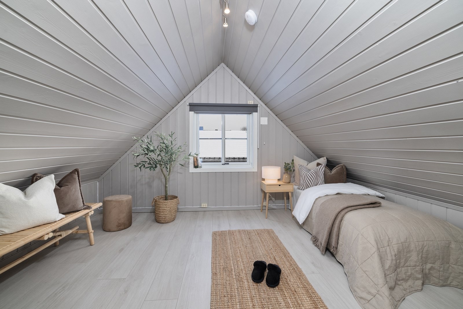 Også dette soverommet har nytt laminatgulv fra 2022 og malte overflater. Galleribilde