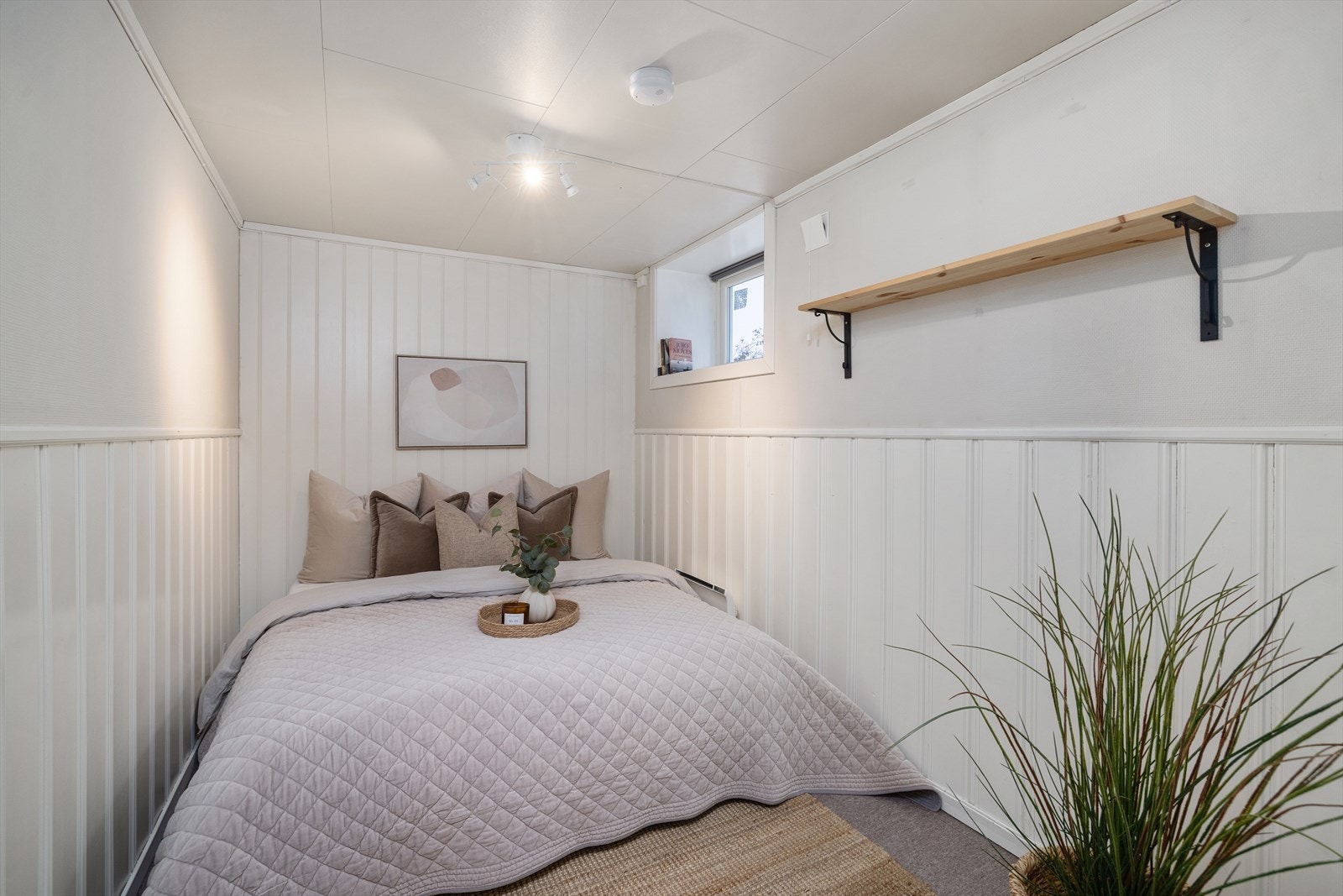 Et av de tre soverommene i kjelleren, alle med rømningsvinduer fra 2017. Galleribilde