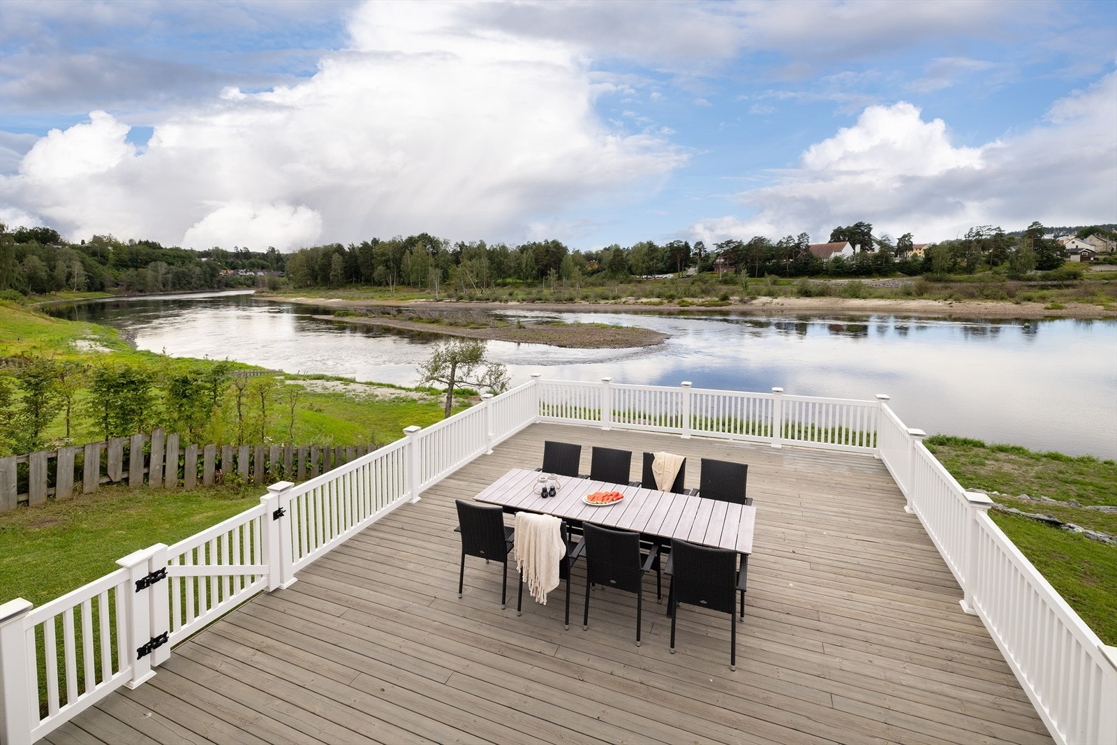 Terrassen er en flott forlengelse av boligens sosiale arealer. Galleribilde