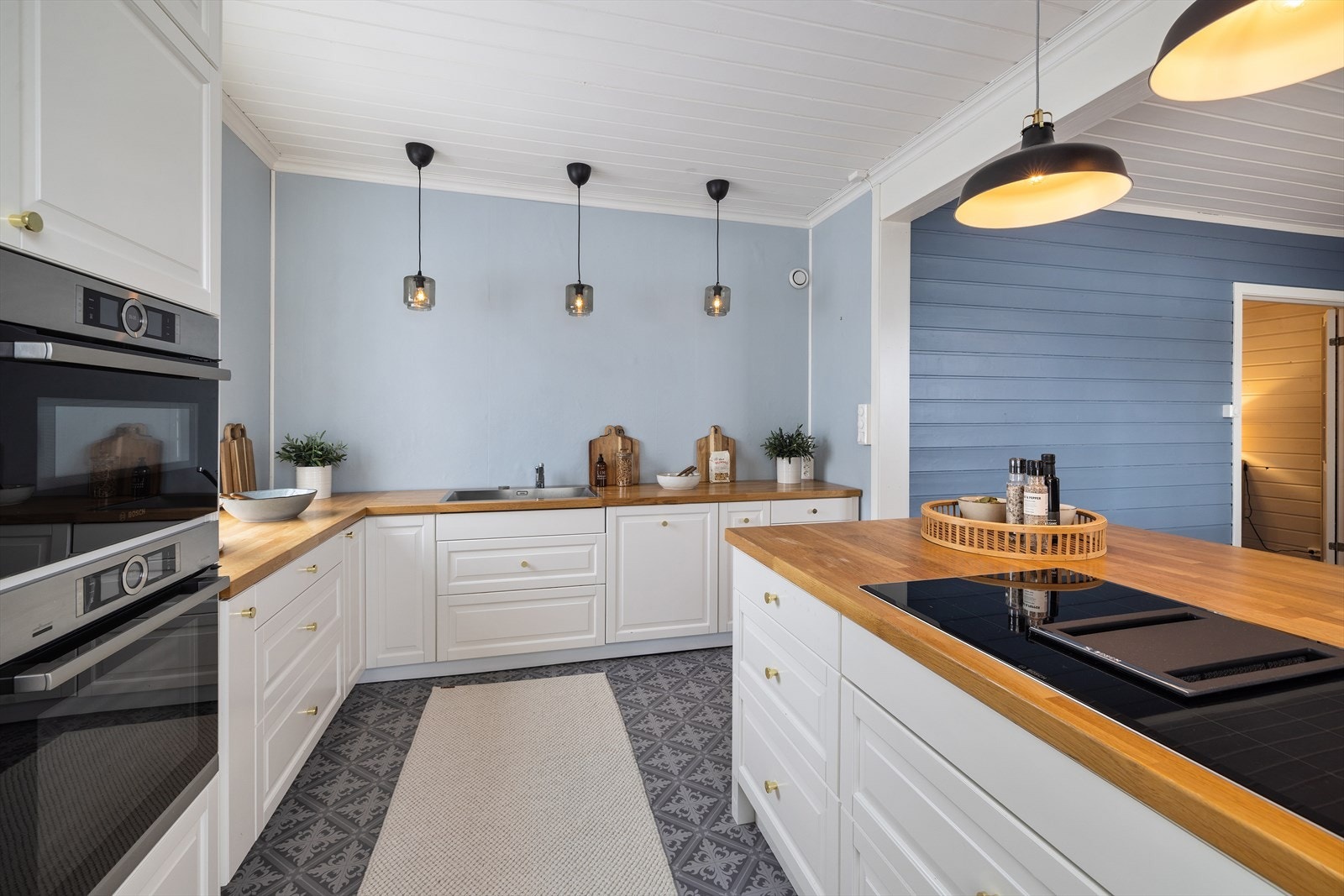 Kjøkkenet fra Epoq (2018) har profilerte fronter, heltre benkeplate og integrert stekeovn med dampfunksjon. Galleribilde