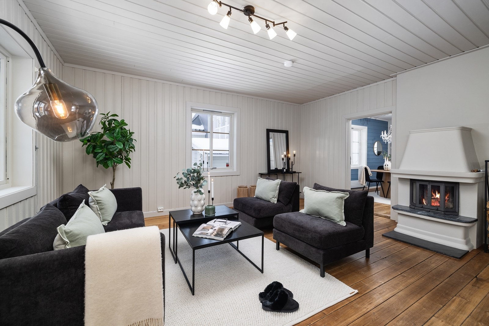 I stuen sørger en elementpeis med glassdører for ekstra varme og hygge. Galleribilde