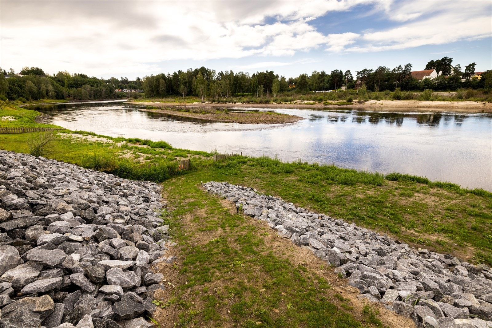 Eiendommen deler en sugepumpe for praktisk utvendig vanning fra elva. Galleribilde
