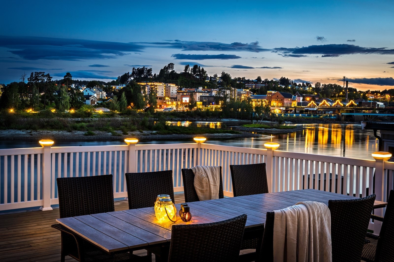 Utsikten mot byen og elven skaper en flott ramme for kveldene på terrassen. Galleribilde