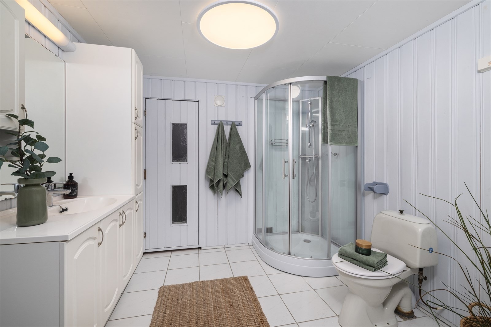 Rommet er utstyrt med dusjkabinett, toalett og opplegg for vaskemaskin. Galleribilde