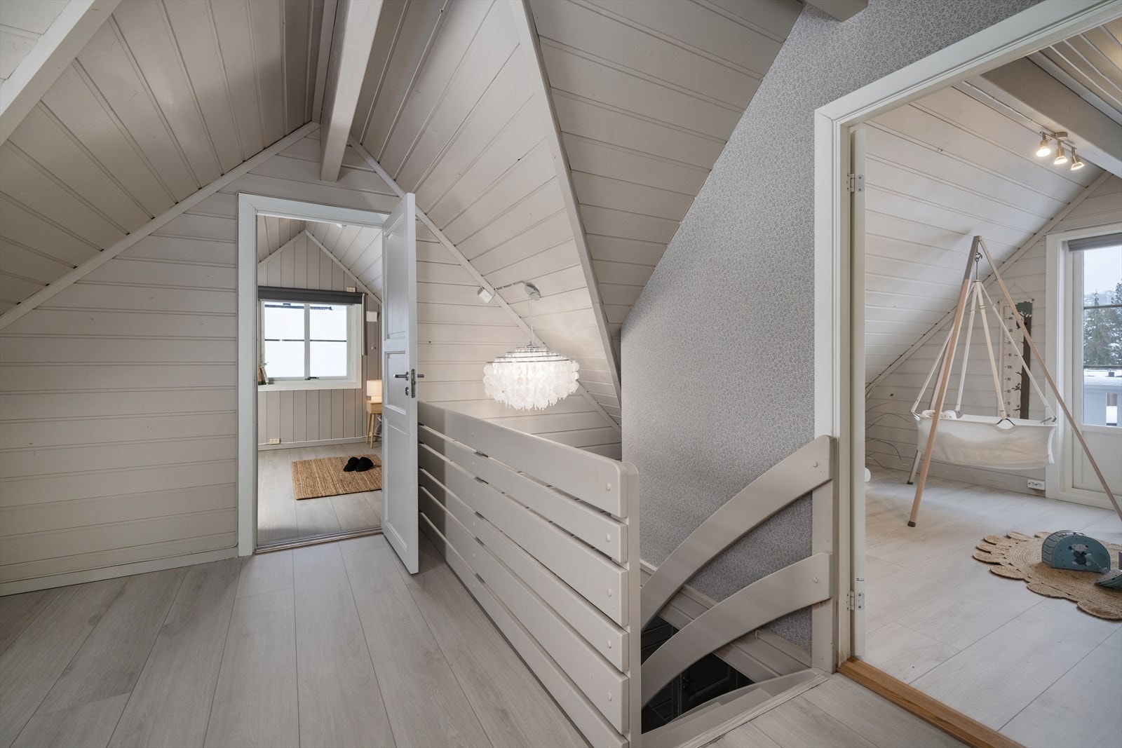 Loftstuen fungerer som et sentralt knutepunkt som gir adkomst til alle rommene i etasjen. Galleribilde