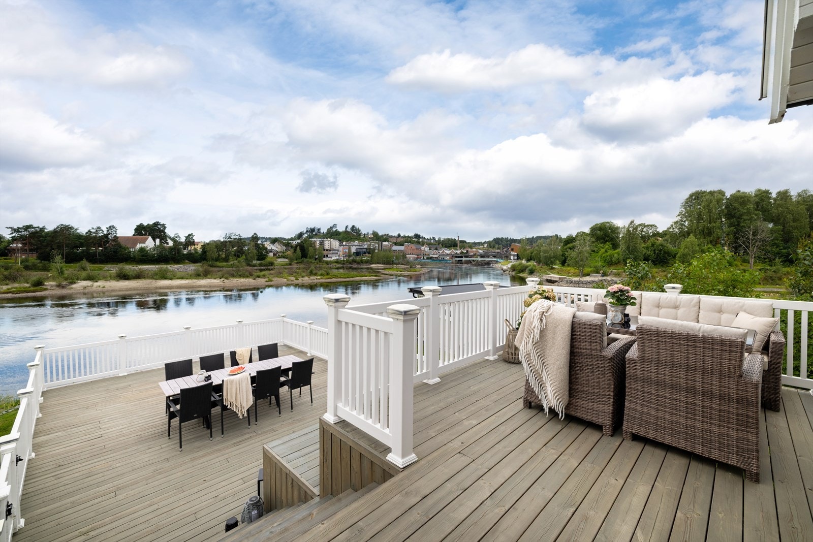 Her er det god plass til både sofagruppe og spisebord for hyggelige stunder utendørs. Galleribilde