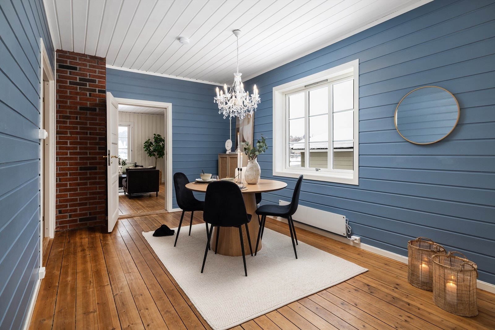 Den åpne løsningen mellom spisestue og stue skaper en god flyt i boligens sosiale sone. Galleribilde