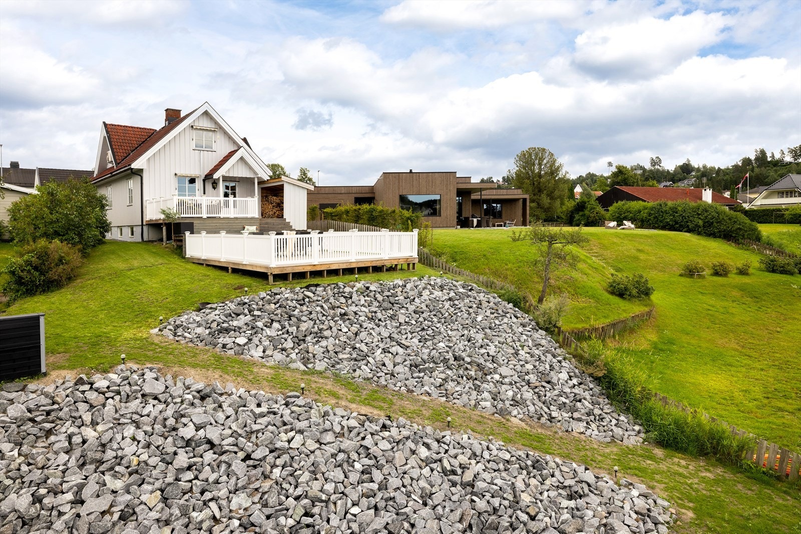 Tomten skråner ned mot elvebredden og er pent opparbeidet. Galleribilde