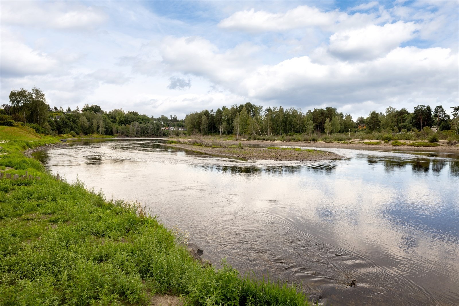 Den umiddelbare nærheten til Storelva gir tilgang til fine turområder rett utenfor døren. Galleribilde