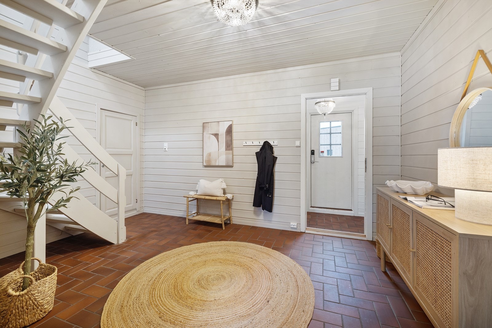 Hallen er romslig med god plass til yttertøy og har trapp opp til loftsetasjen. Galleribilde