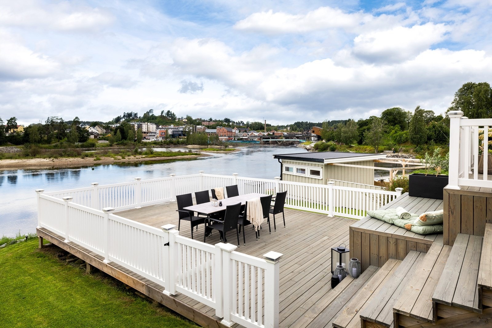Fra terrassen har man en åpen og fin utsikt over Storelva. Galleribilde