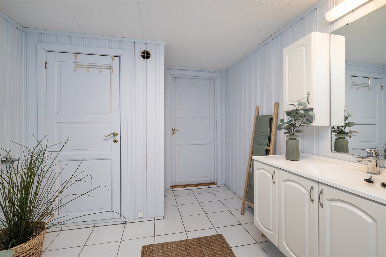 Badet i kjelleren har flislagt gulv med elektrisk gulvvarme. Galleribilde