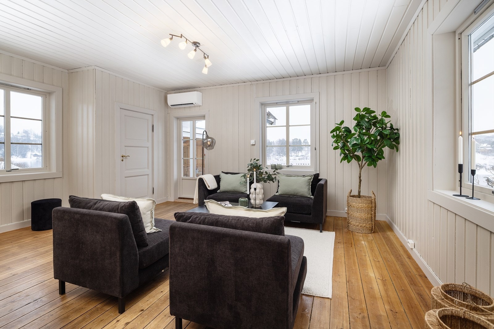 En ny luft-til-luft varmepumpe fra 2024 sikrer effektiv oppvarming av rommet. Galleribilde