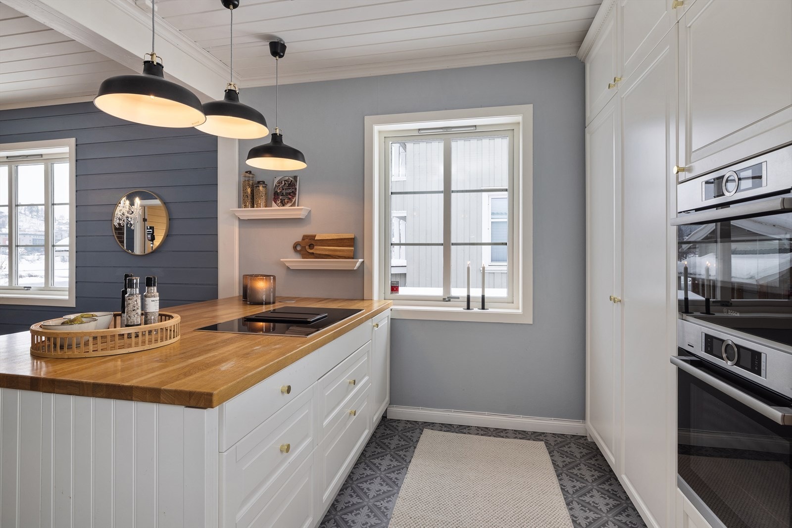 Den store kjøkkenøya er utstyrt med en induksjonstopp med integrert ventilator. Galleribilde